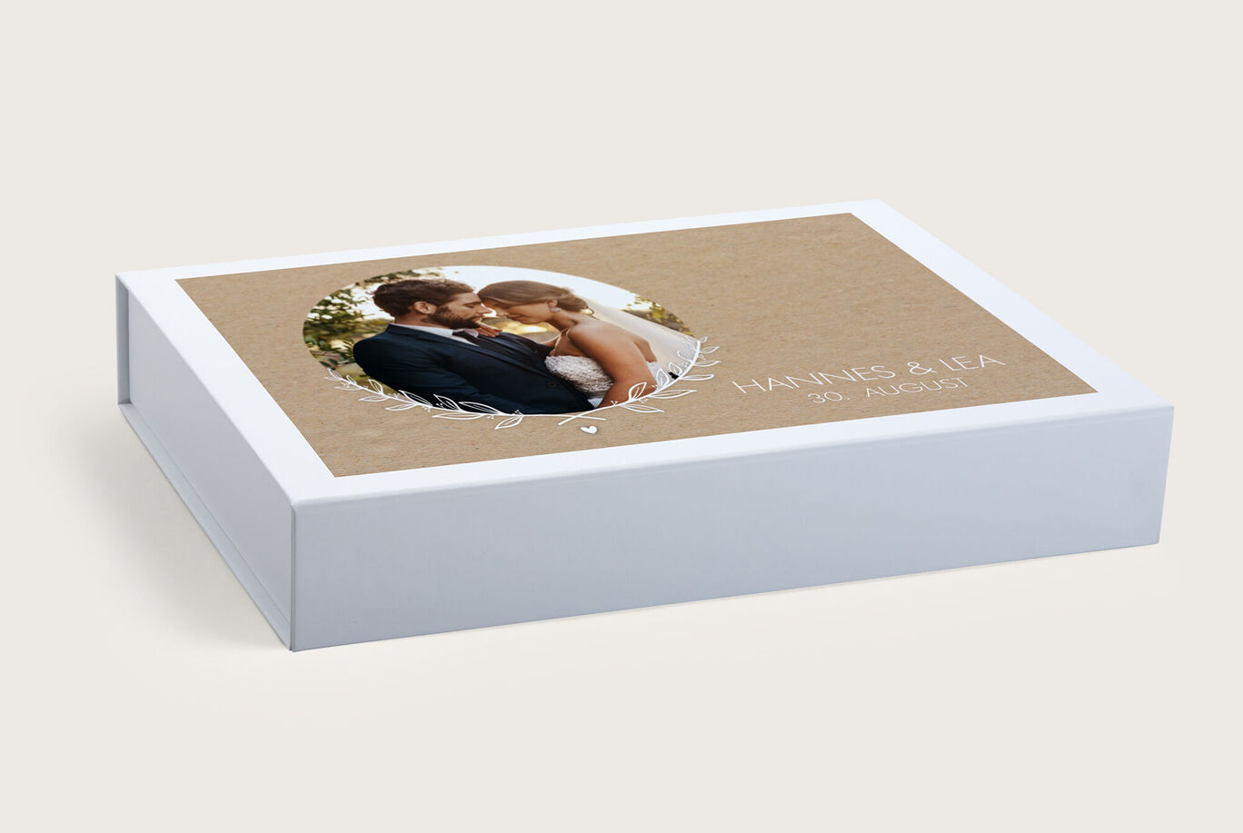 Eine elegante Geschenkschachtel mit einem Foto eines Paares in der Mitte