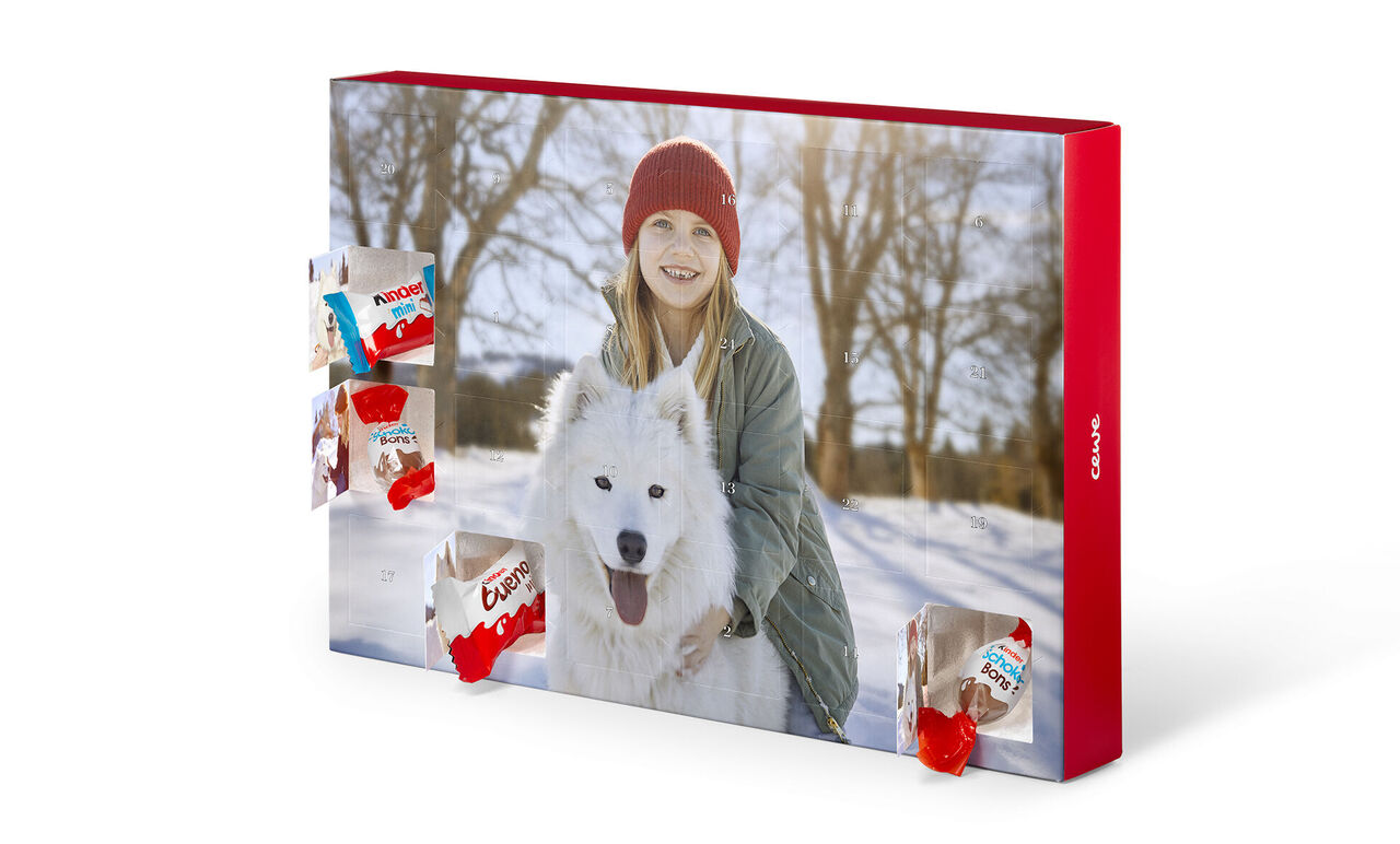 Junge mit einem weißen Hund in der Winterlandschaft, umgeben von süßen Leckereien.