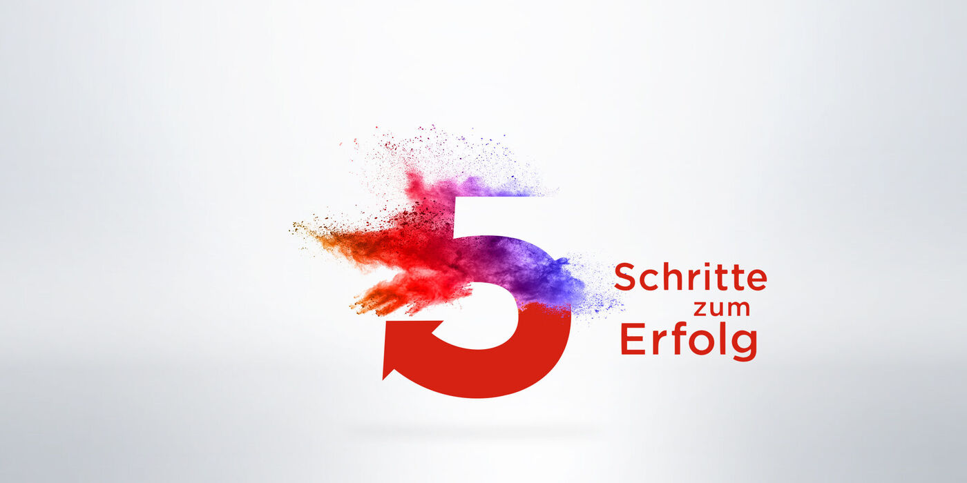 Die Zahl fünf in Rot mit bunten Farbspritzern dahinter und dem Text 'Schritte zum Erfolg'