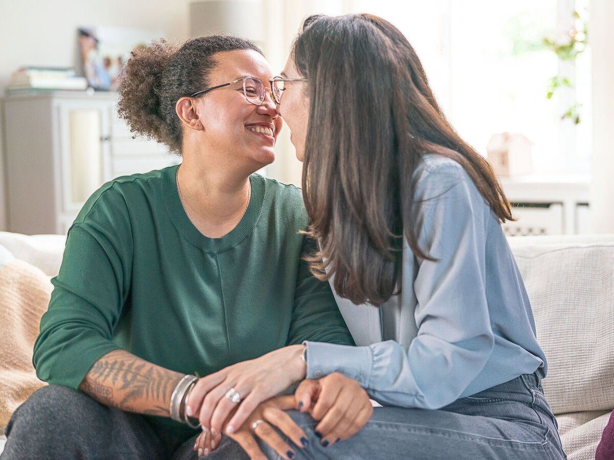 Zwei Frauen genießen einen freundlichen Moment zusammen auf der Couch