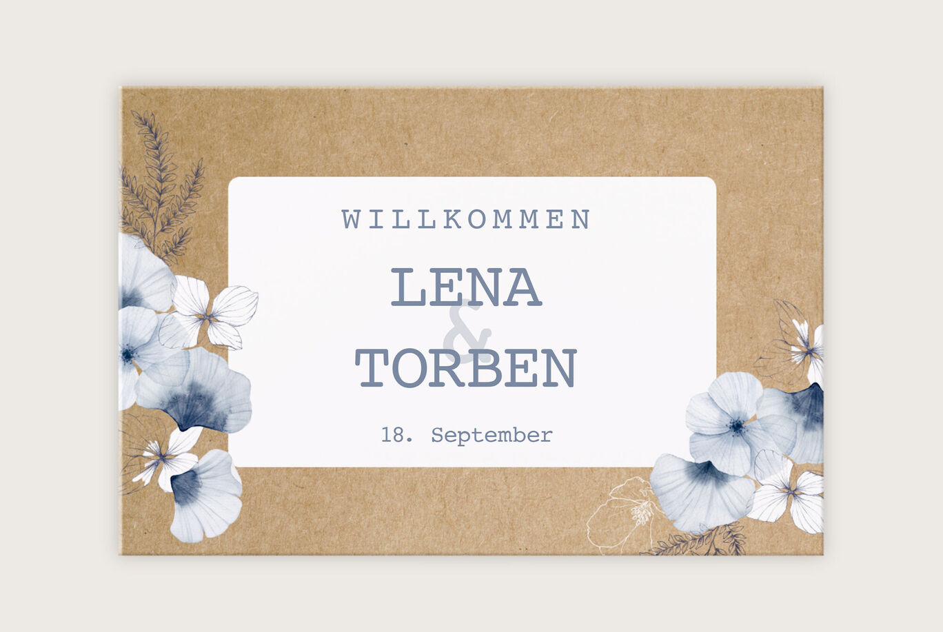 Ein schöner Einladungskarte zur Hochzeit mit Blumendesign und den Namen Lena und Torben sowie dem Datum 18. September