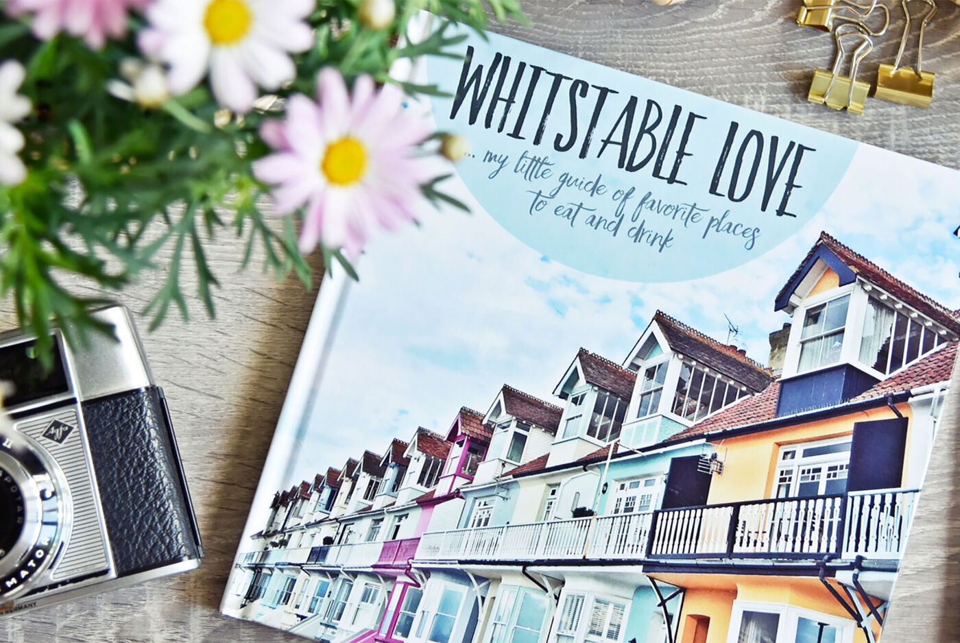 Ein liebevoll gestaltetes Fotobuch über Lieblingsorte mit bunten Häusern in Whitstable