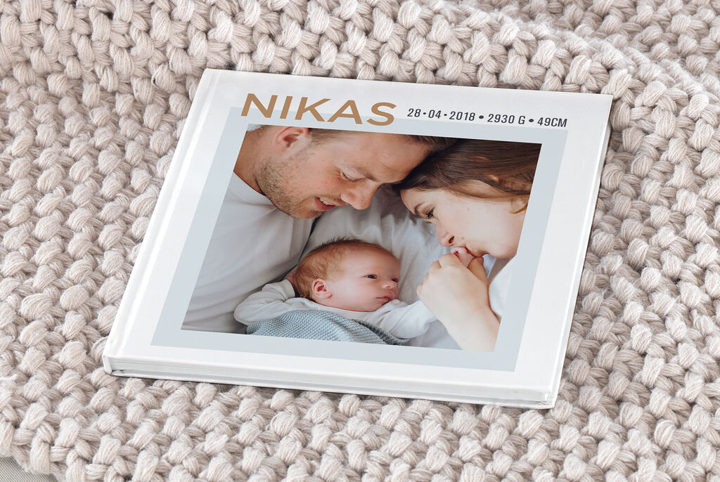 Ein CEWE Fotobuch mit einem liebevollen Familienmoment.