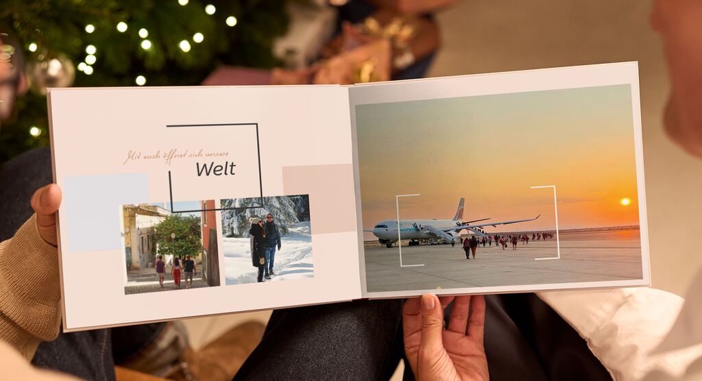 Offenes Fotobuch mit Bildern von verschiedenen Orten, darunter eine Schneelandschaft und ein Flugzeug am Flughafen.