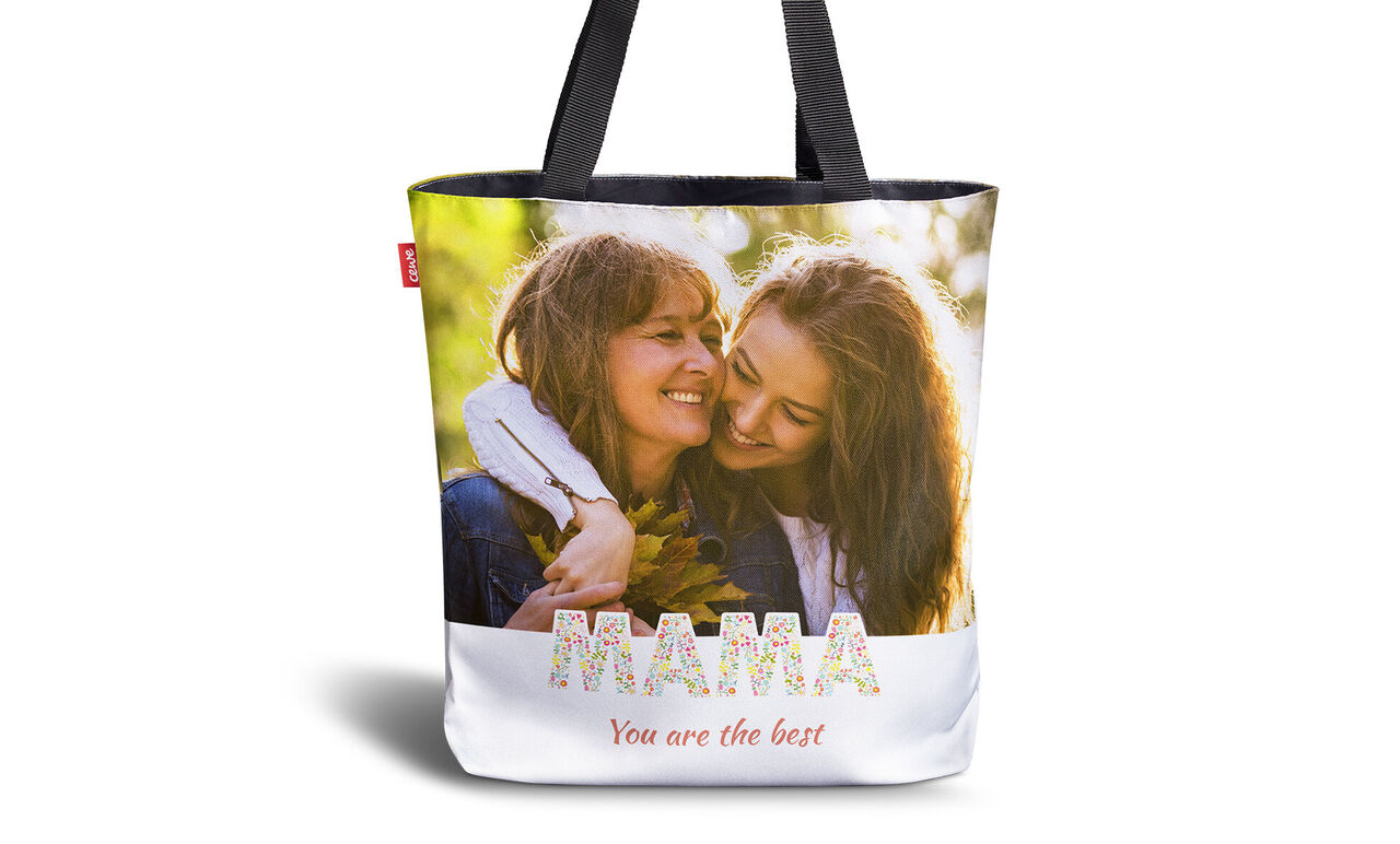 Stilvolle Tragetasche mit floralen Motiven und dem Text 'MAMA You are the best'.