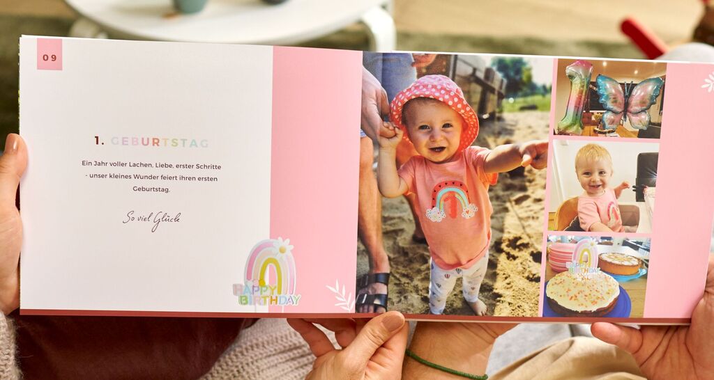 Auf einer Jahrbuch-Doppelseite sind Fotos von einem Kindergeburtstag zu sehen.