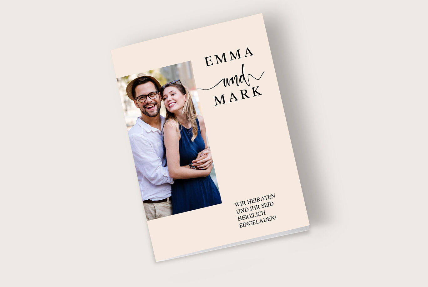 Ein einladendes Hochzeitskarten-Design von Emma und Mark