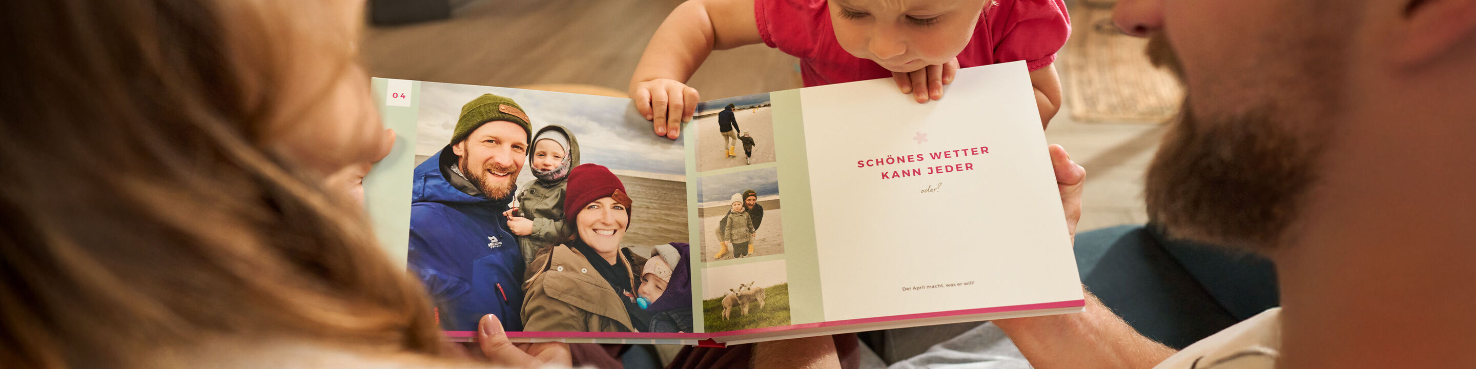 Familie blickt freudig auf ein eröffnendes Fotobuch mit bunten Urlaubsbildern.