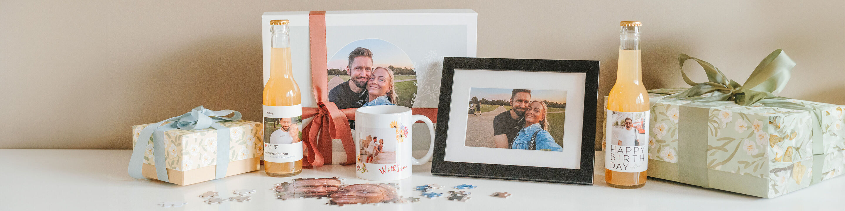 Eine liebevolle Foto-Collage mit einem Kissen, einer Tasse und einer Grußkarte, die persönliche Erinnerungen zeigt.