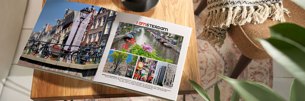 Ein geöffneter Fotobuch mit Amsterdam Motiven auf einem Holztisch.
