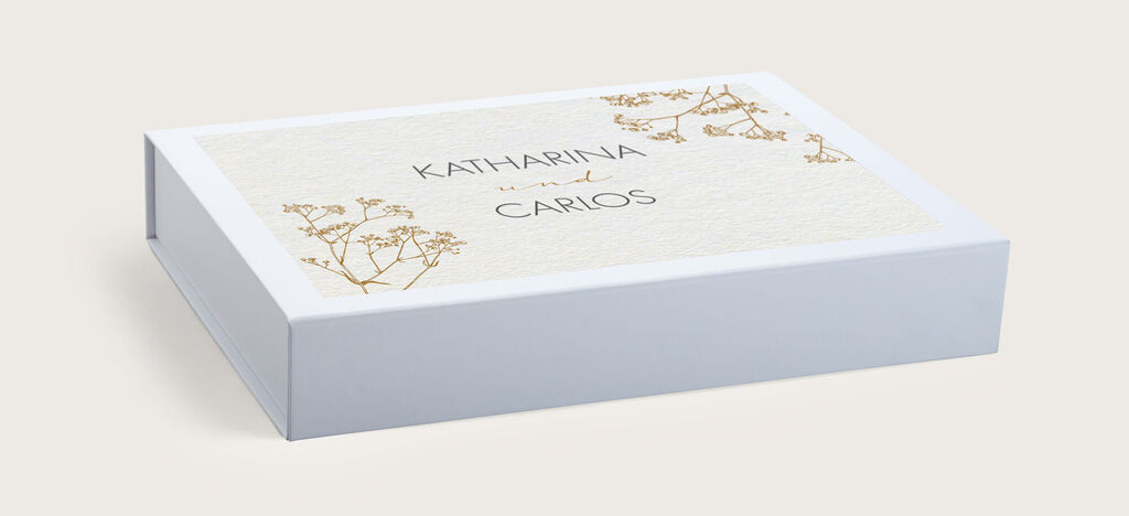 Weißer Geschenkumschlag mit goldenen Schriftzügen "KATHARINA" und "CARIOS"