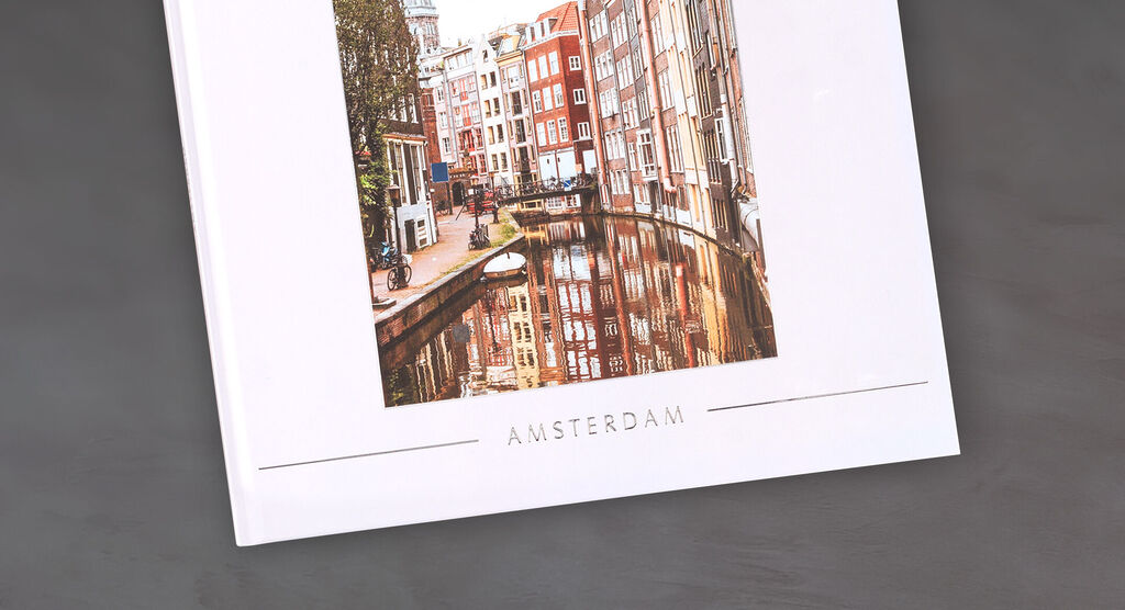 Ein CEWE Fotobuch mit einem Foto von Amsterdam, das die Architektur und den Kanal zeigt