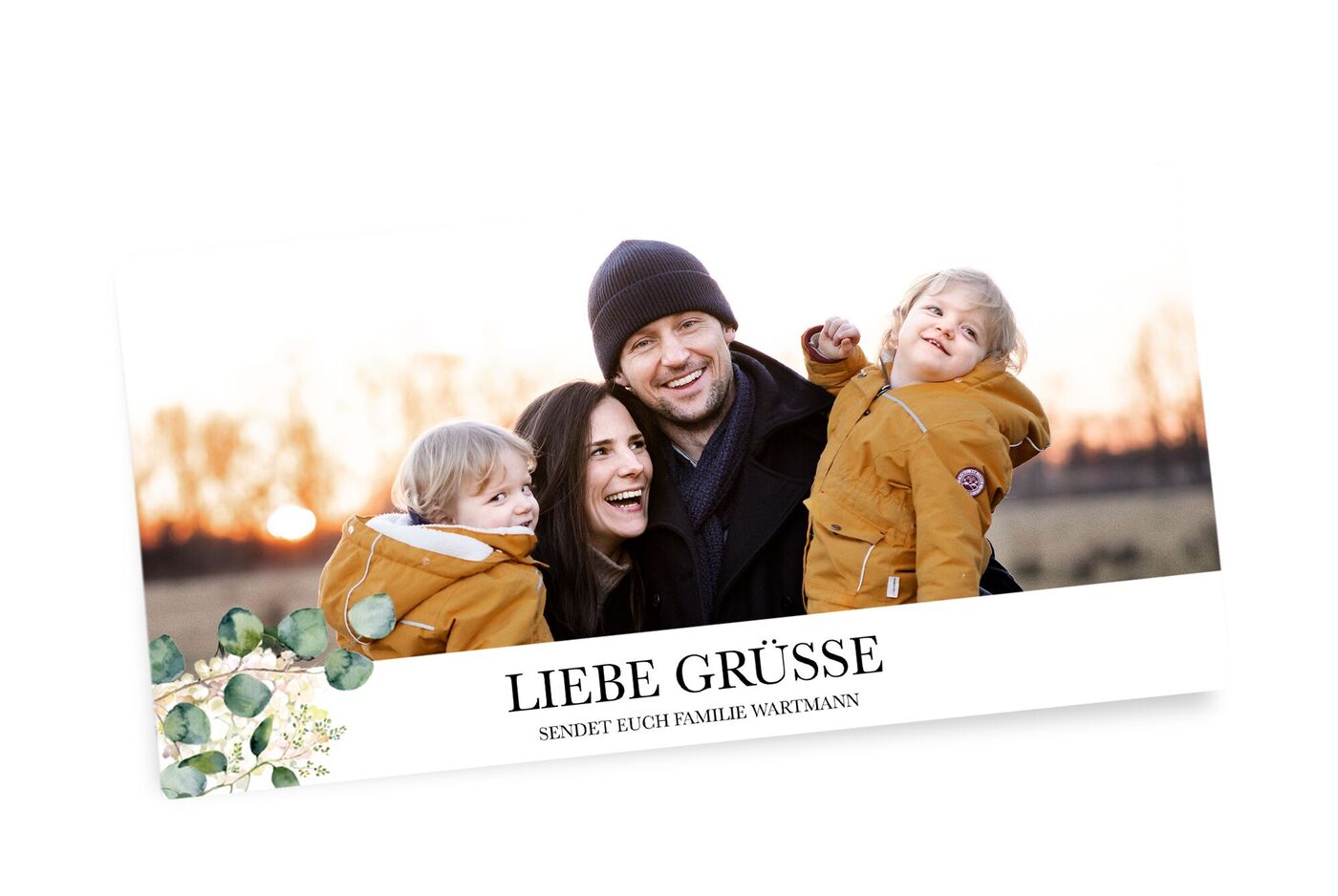 Eine Familie steht gemeinsam im Freien und genießt die Zeit zusammen.