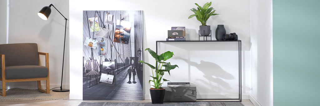 Ein moderner Wohnraum mit Pflanzen, einem blühenden Wandbild und stilvollen Möbeln