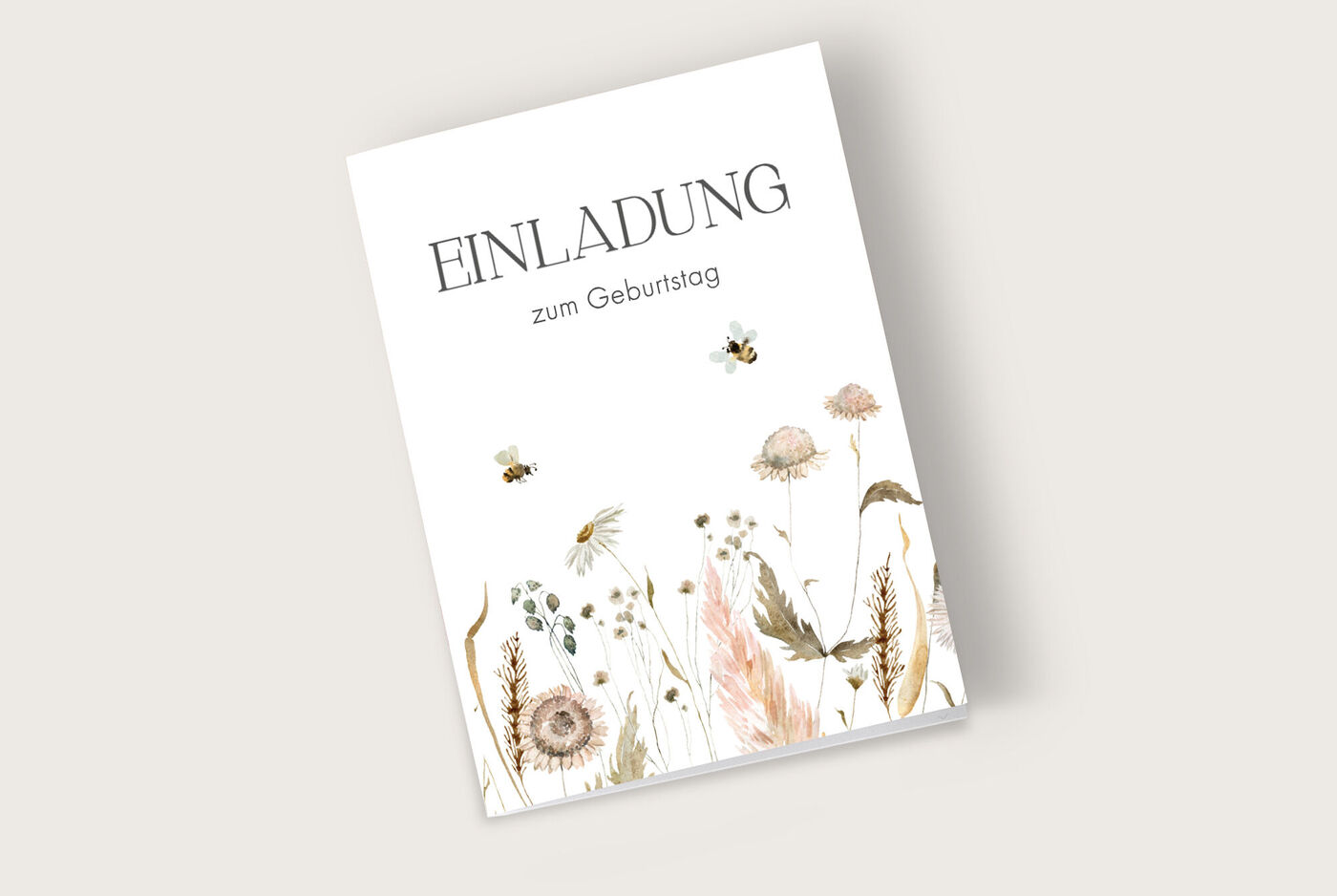 Einladungsdesign für einen Geburtstag mit floralen Motiven und Bienen.