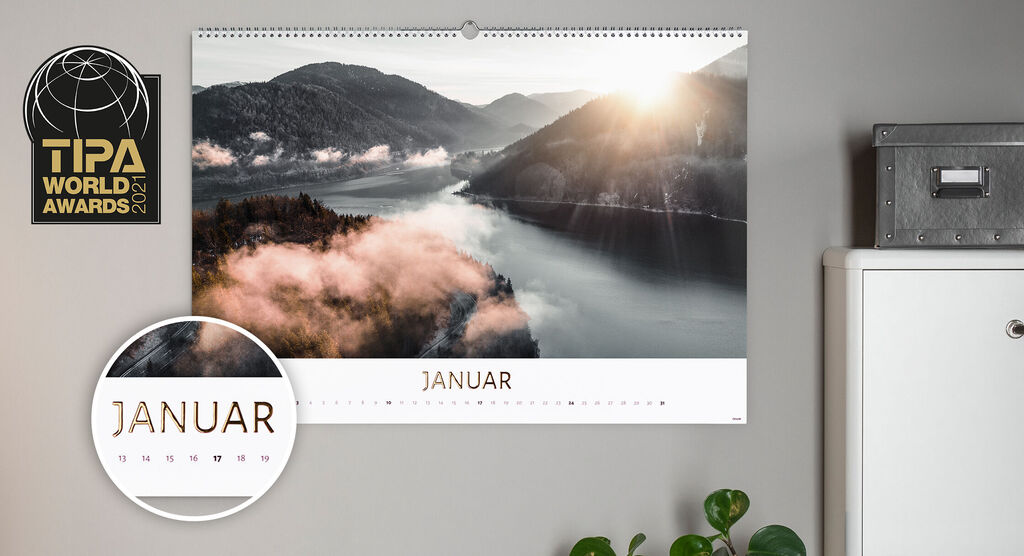 Ein Kalenderblatt für Januar zeigt eine wunderschöne Landschaft mit Nebel und Bergen am See.