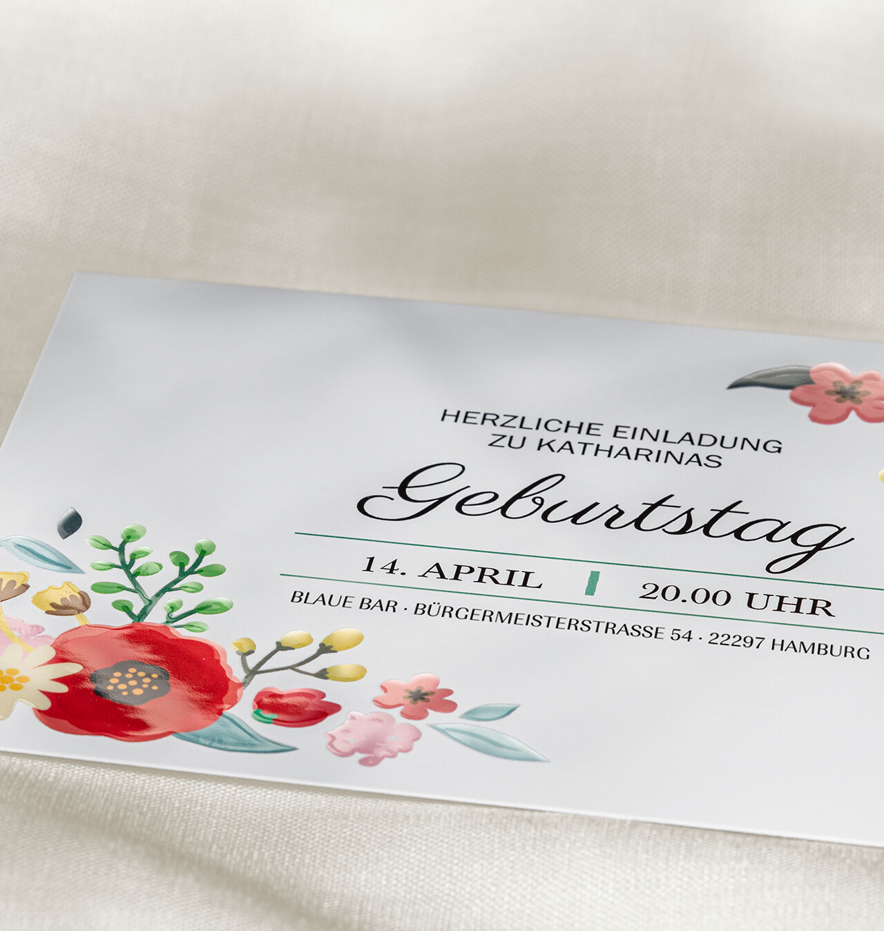 Einladungskarte zu Katharinas Geburtstag mit bunten Blumen und Details.