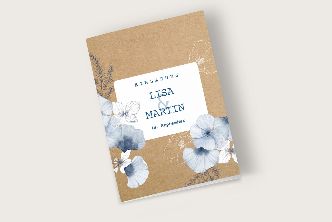 Einladungskarte für Lisa und Martin mit floralen Motiven in Blau und Braun.