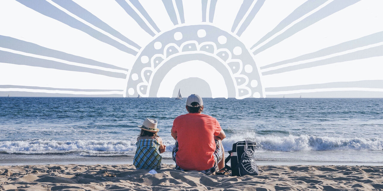 Eine Familie sitzt am Strand und genießt den Sonnenuntergang, mit schönen Wellen und einem weiten Horizont im Hintergrund.