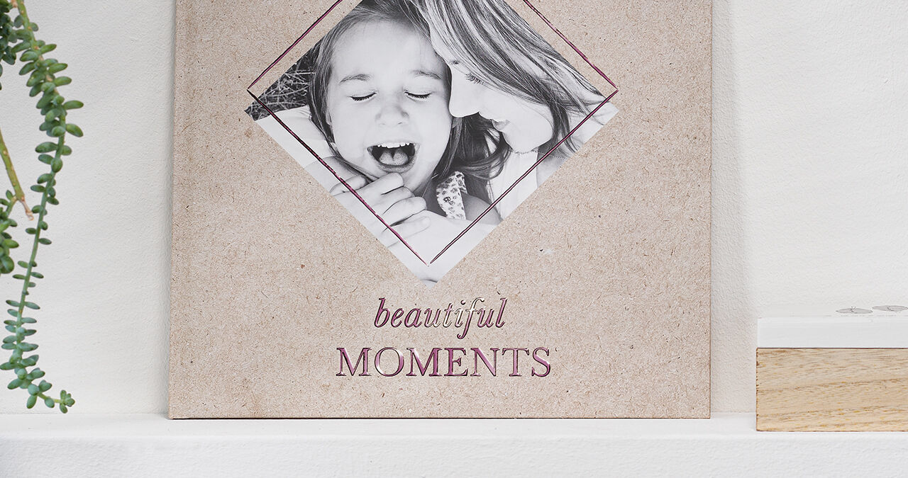 Ein kreatives Fotobuch auf einem Tisch mit der Aufschrift "beautiful Moments"