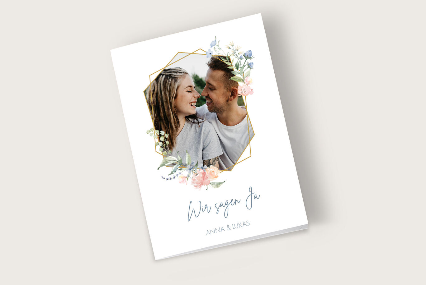 Ein kreatives Hochzeitskartendesign mit blühenden Blumen und einem stilvollen Rahmen