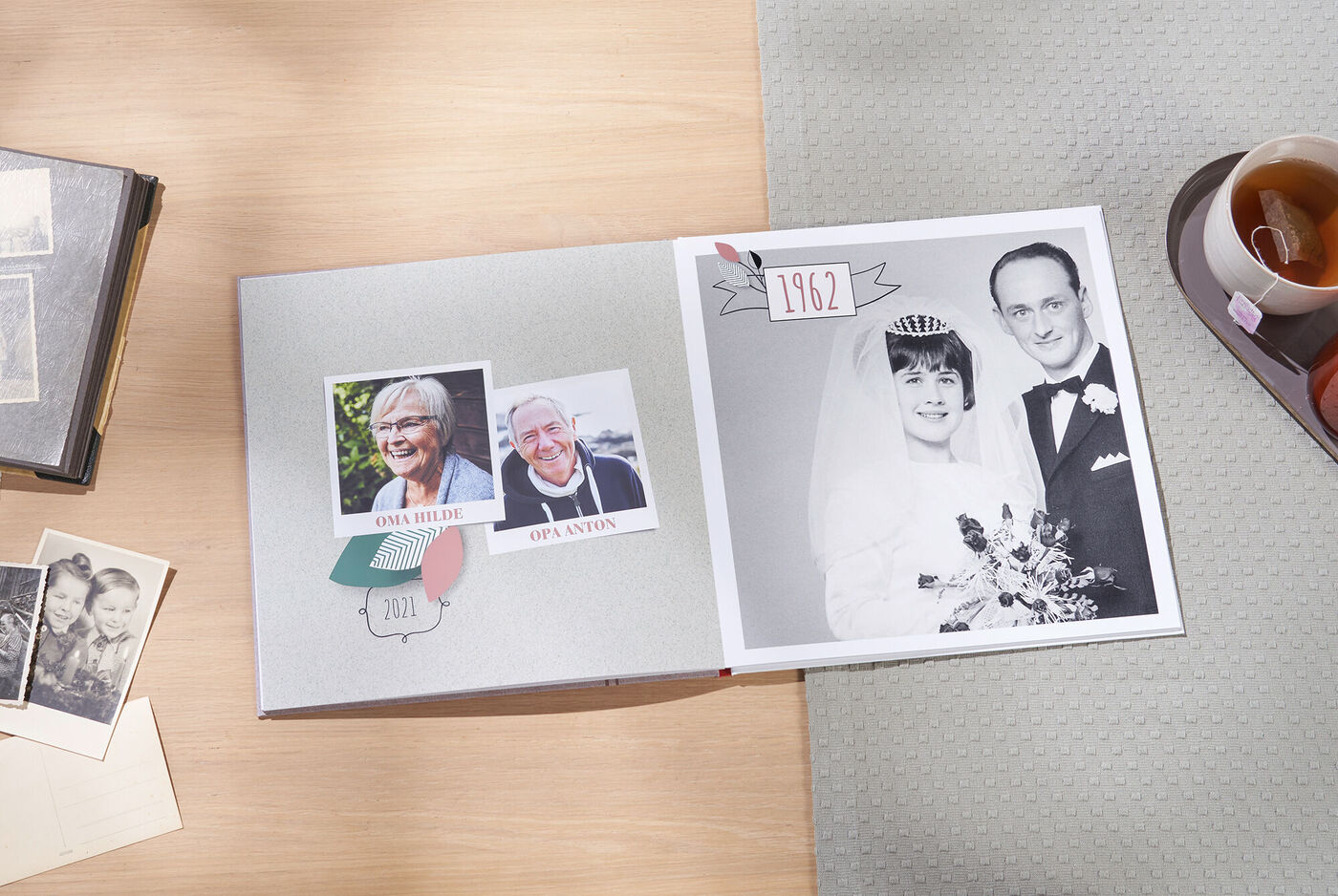 Ein offenes Fotobuch mit Hochzeitsbildern. Es enthält eine schwarz-weiße Foto-Seite mit einer Braut und einem Bräutigam, sowie zwei Bilder auf der linken Seite. Feine Details und liebevolle Gestaltung machen diesen Moment einzigartig.