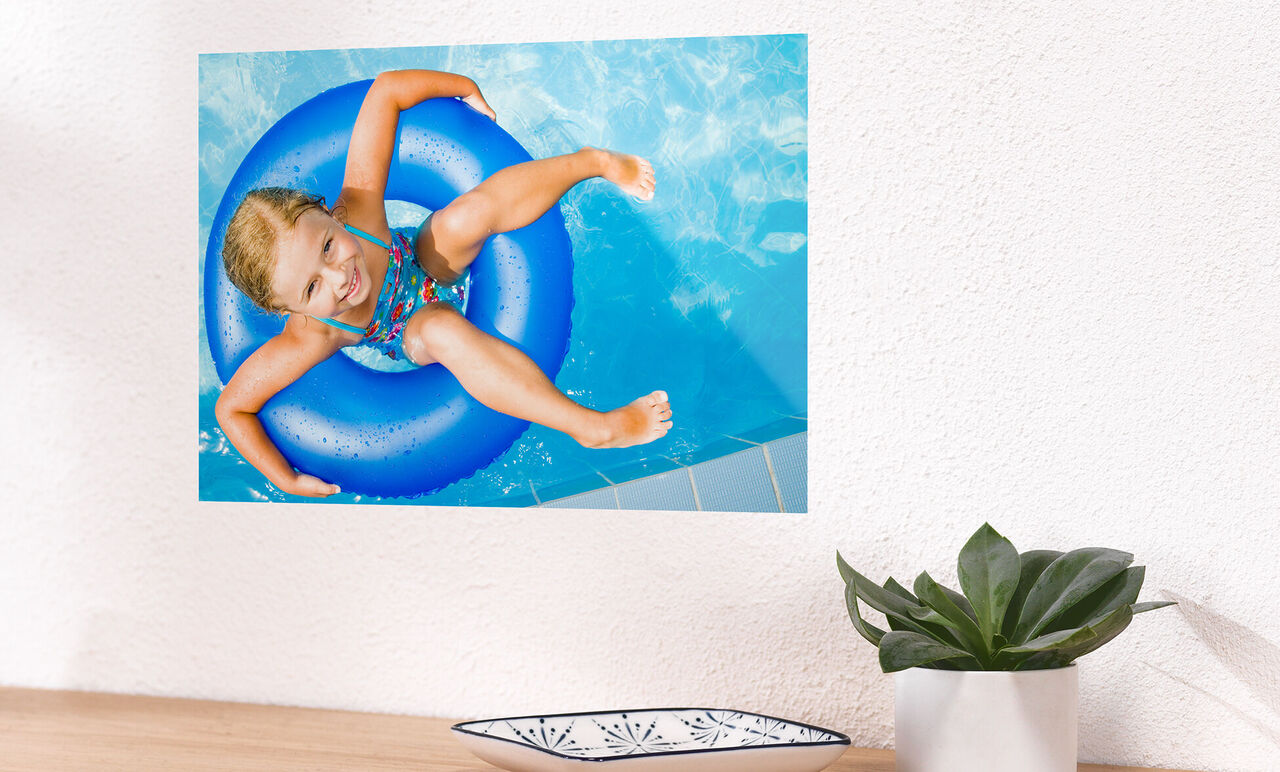 Ein fröhliches Kind mit Schwimmring im Pool, das Spaß hat