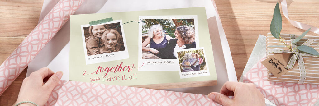 Zwei Personen in einem Fotobuch, das Freude und Erinnerung zeigt, umgeben von Geschenkpapierren.