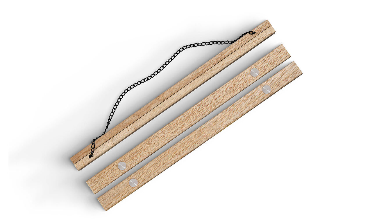 Zwei beige Holzleisten mit Halterung und Kette für Wandbilder