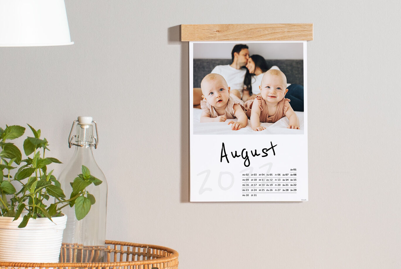 Wunderschöner Wandkalender für August mit niedlichen Zwillingen