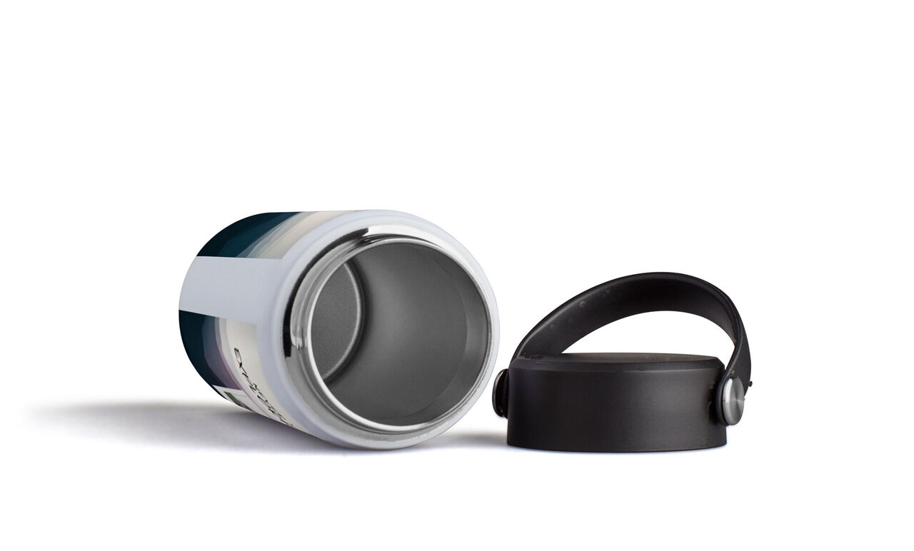 Offene Thermoskanne mit einzigartigem Design für warme Getränke.