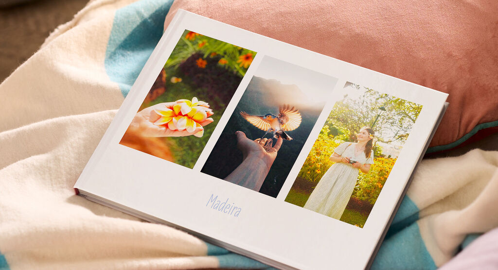 CEWE FOTOBUCH mit drei Fotos auf dem Cover: Hand mit Blumen, Person im Sonnenlicht, Person im Garten