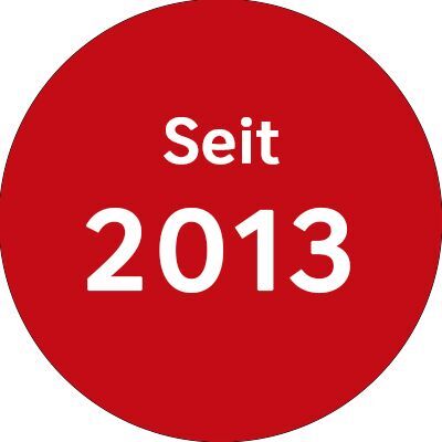 Auf einem roten Kreis steht mit weißer Schrift "seit 2013".