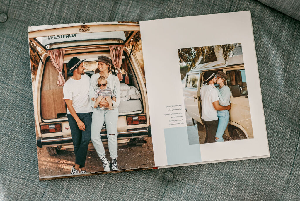Eine Familie steht lächelnd neben ihrem Campingbus. Links auf dem Bild ist ein offenes Fotobuch mit Erinnerungen zu sehen. 