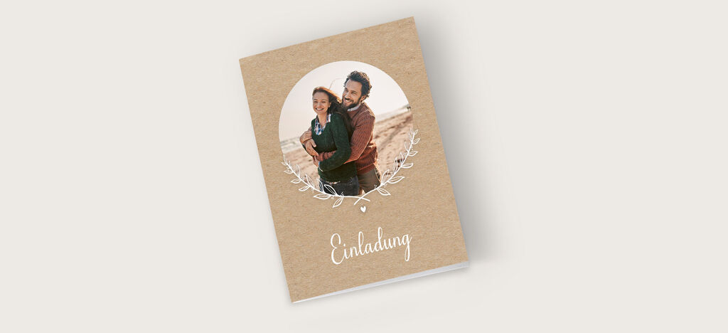 Ein liebevoll gestaltetes Einladungskarte mit floralem Design und der Aufschrift "Einladung" im Vordergrund.