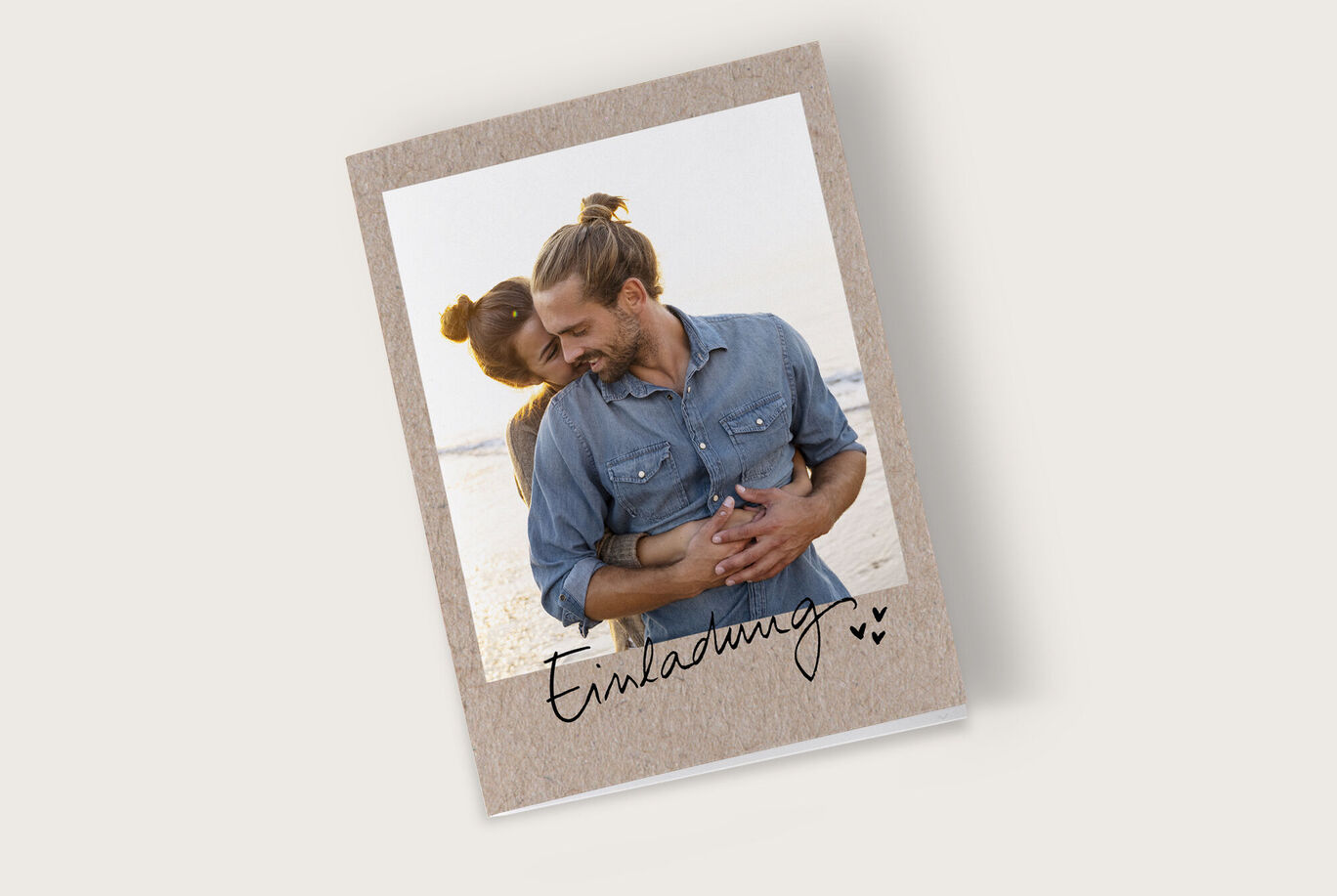 Einladungsdesign mit romantischem Paar am Strand.