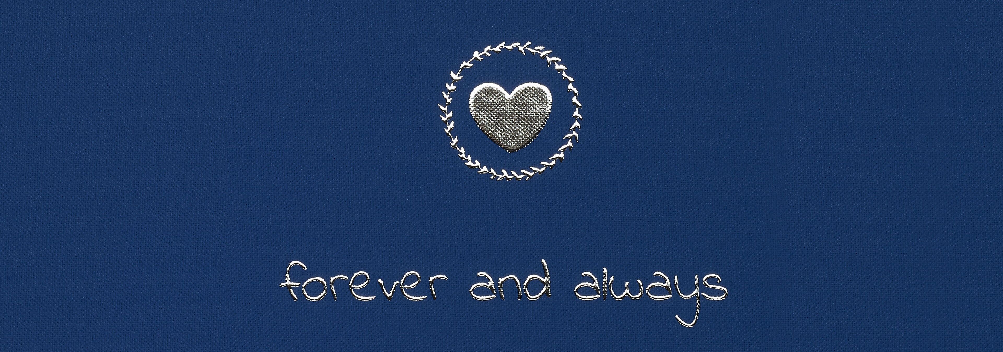 Ein gesticktes Herz in einem Kreis mit dem Text "forever and always" darunter.