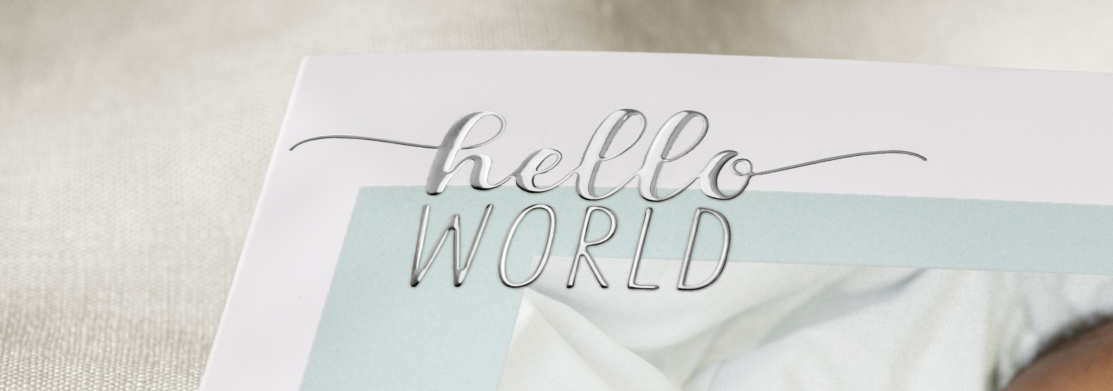 Liebes Grußkarten-Motiv mit dem Text 'hello WORLD' in einer sanften Farbgestaltung