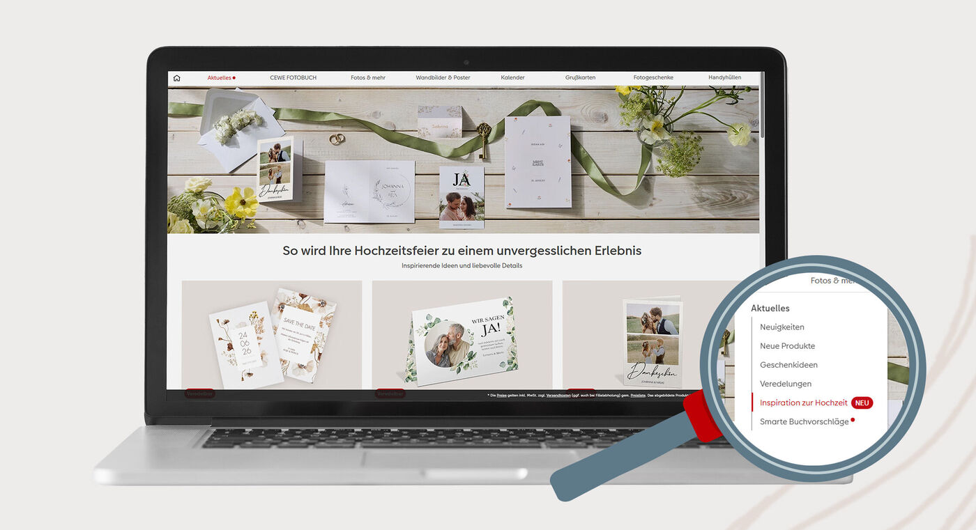 Laptop zeigt die CEWE Fotowelt Startseite mit Inspirationen und Kartenideen für Hochzeiten, daneben eine Lupe auf das Menü gerichtet