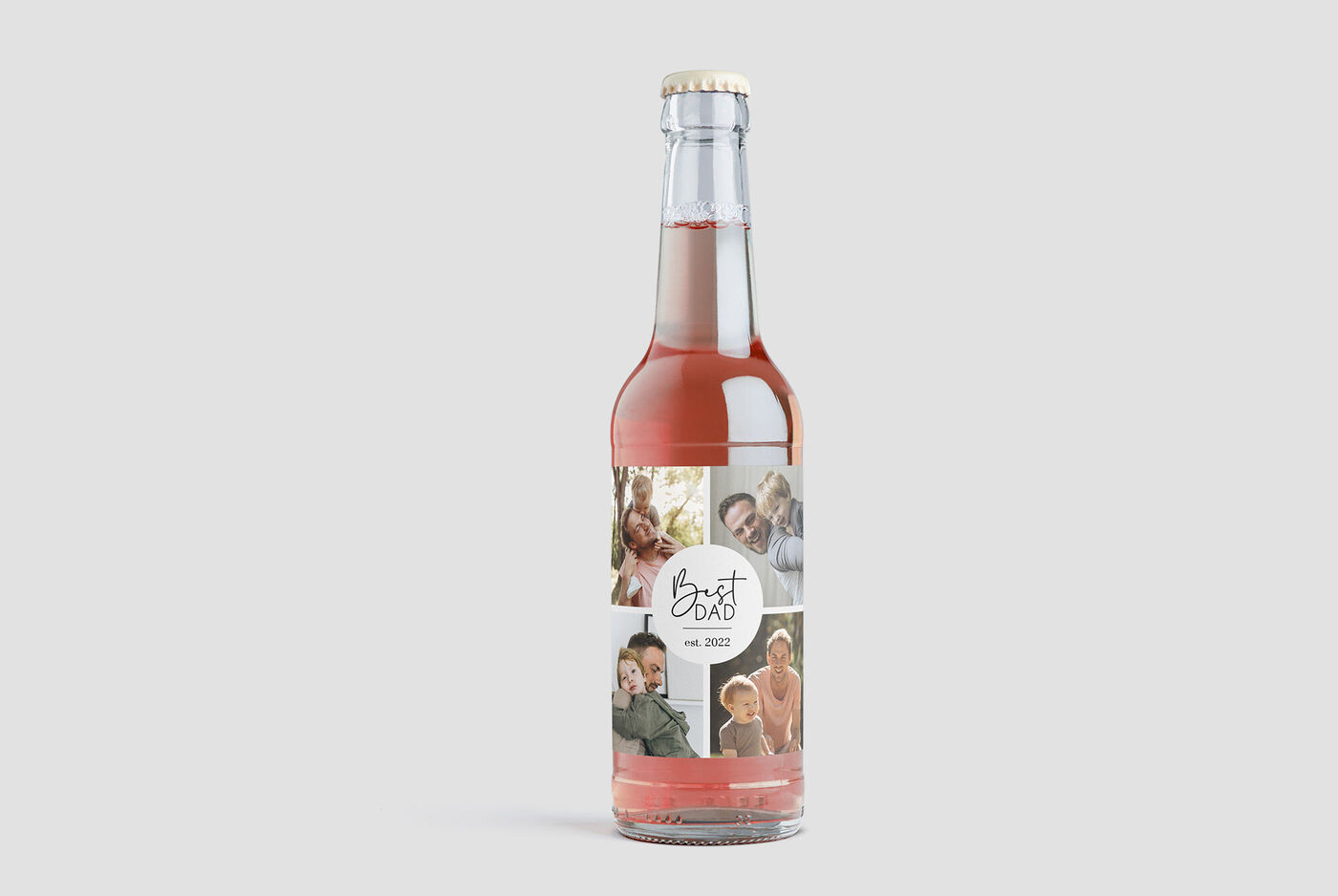 Eine dekorativ gestaltete Flasche mit einem erfrischenden Getränk. Im Hintergrund sind Fotos von glücklichen Menschen zu sehen. Die Flasche hat einen roten Etikett mit dem Schriftzug "NEU".
