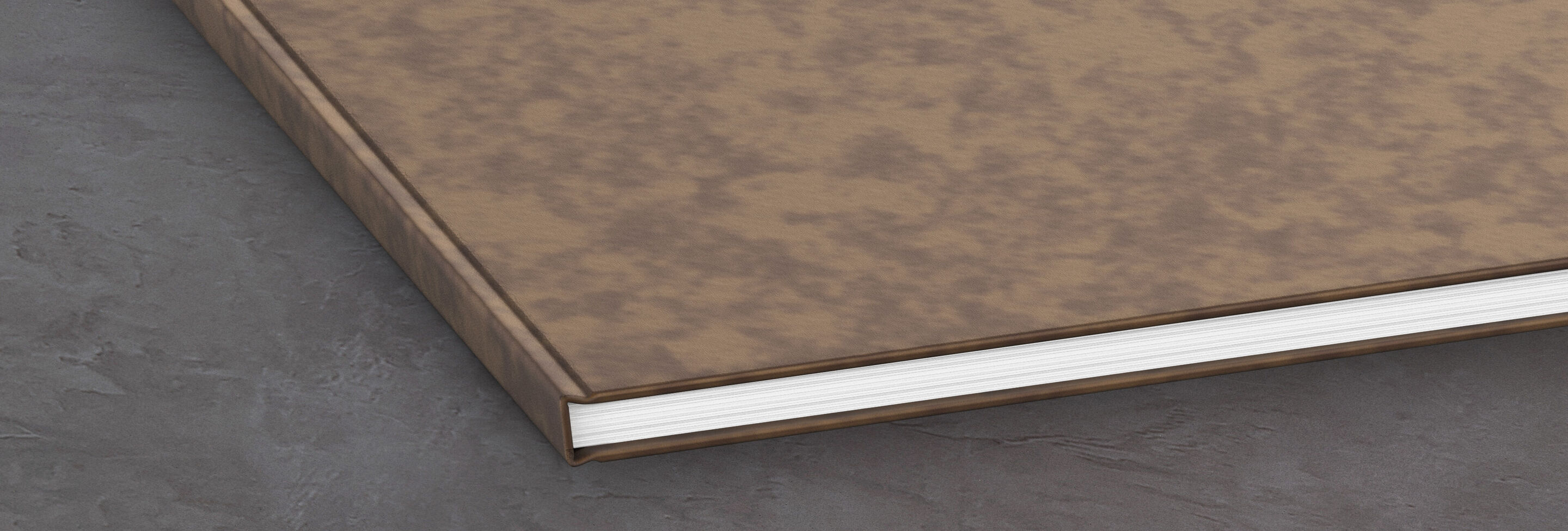 Braunes Fotobuch auf grauem Untergrund, hochwertig gestaltet