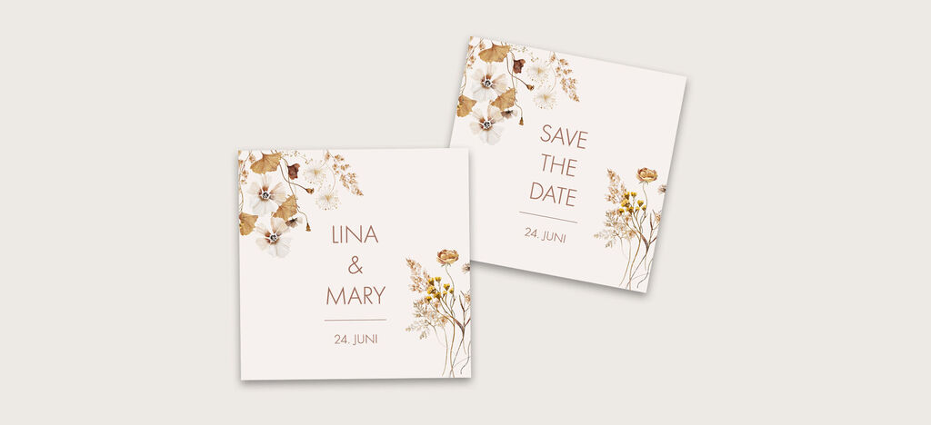Zwei liebevolle Einladungskarten in zarten Farben mit floralen Motiven, einer zur Hochzeit mit Namen und Datum, der anderen für den großen Tag.