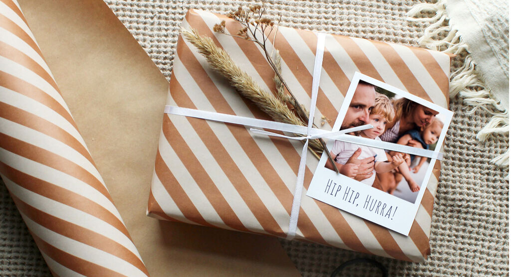 Ein liebevoll eingepacktes Geschenk mit gestreiftem Papier und einer persönlichen Botschaft.
