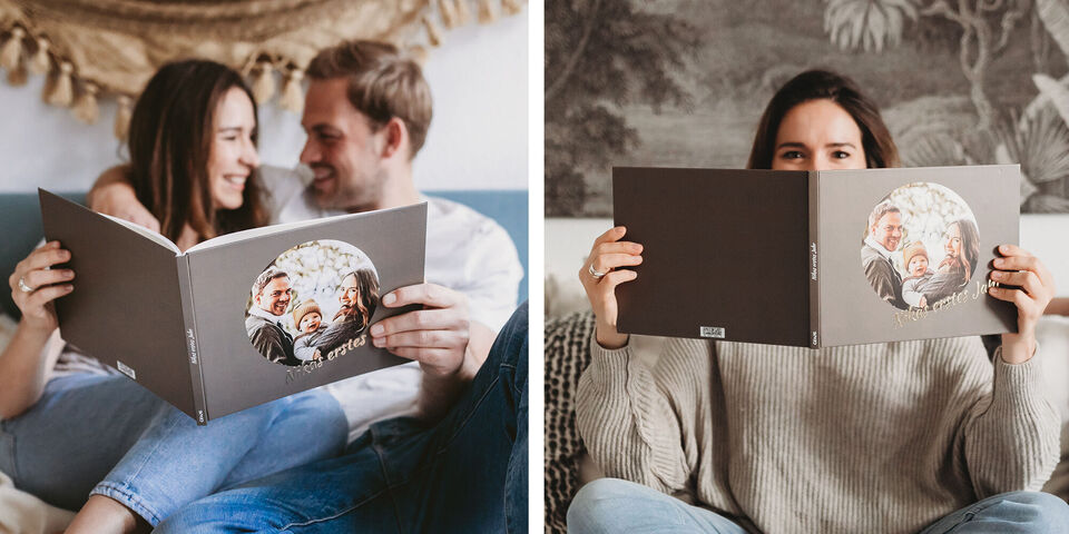 Eine Familie betrachtet ein CEWE FOTOBUCH mit Bildern in ihrer Freizeit.