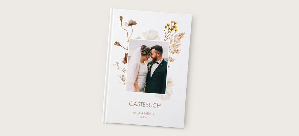 Ein liebevoll gestaltetes Gästebuch, umrahmt von floralen Elementen