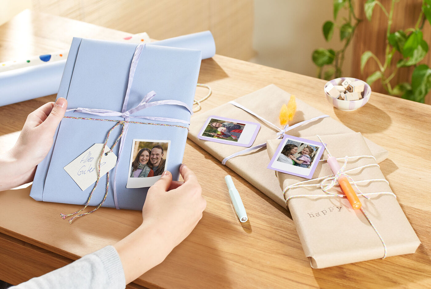 Zwei liebevoll gestaltete Fotobücher mit bunten Bändern und persönlichen Fotos.