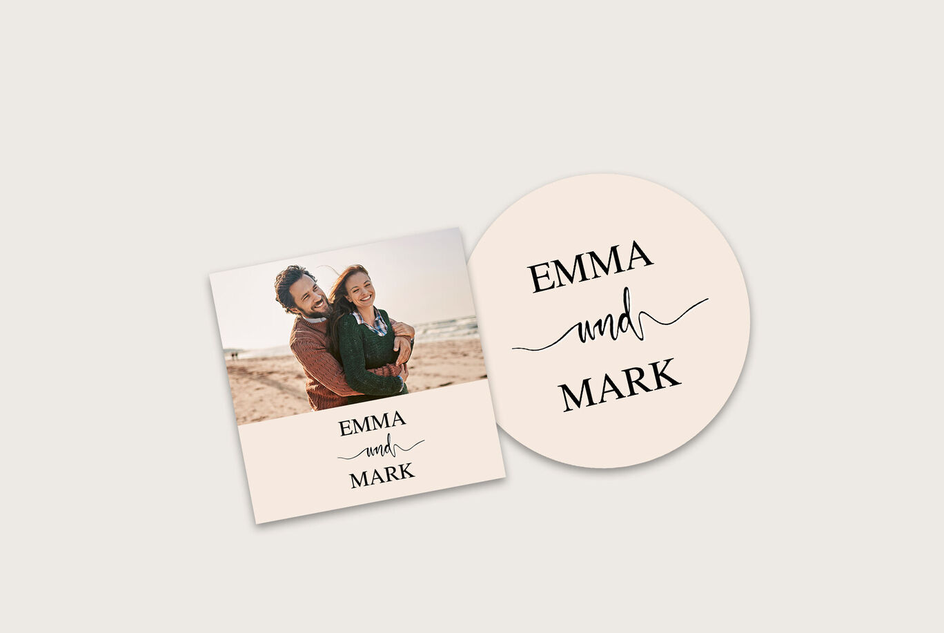 Ein quadratisches und rundes Design zeigt die Namen Emma und Mark in elegantem Schriftzug auf einem neutralen Hintergrund.