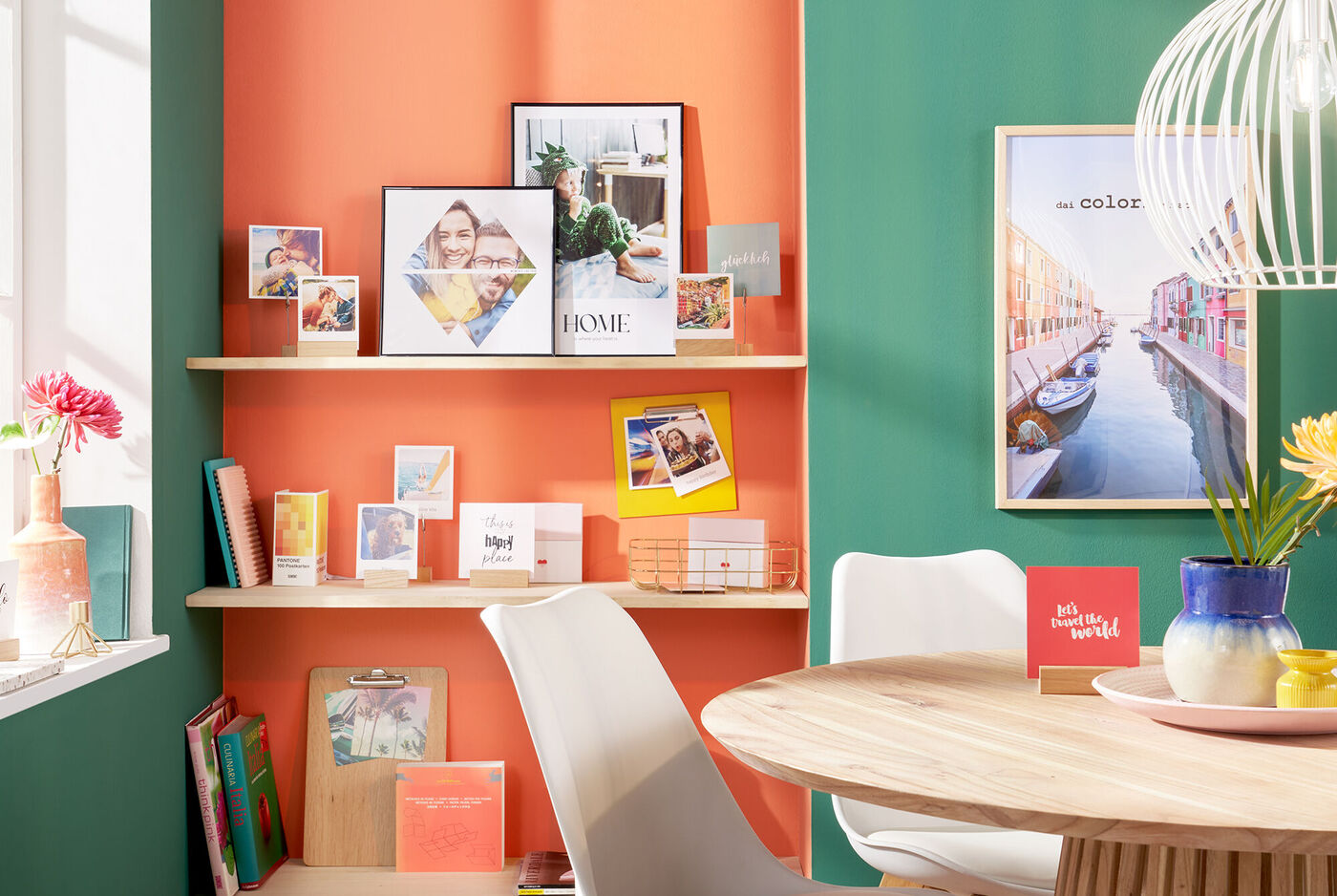 Bunter Wohnraum mit Dekoration und Erinnerungsfotos auf Regalen