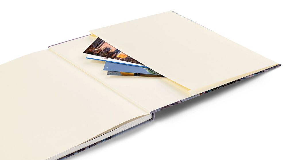 Offenes Fotobuch mit leeren Seiten und eingefügten Bildern, ideal für Erinnerungen