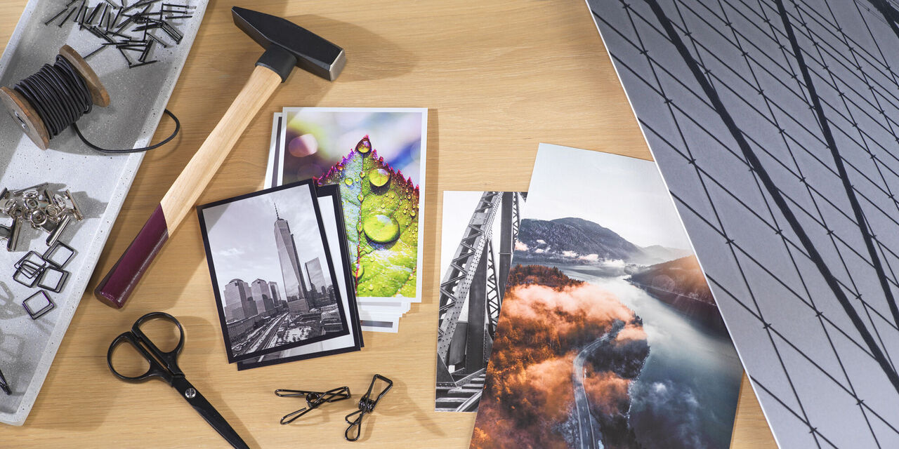 Handwerkliche Materialien und Fotos auf einem Tisch